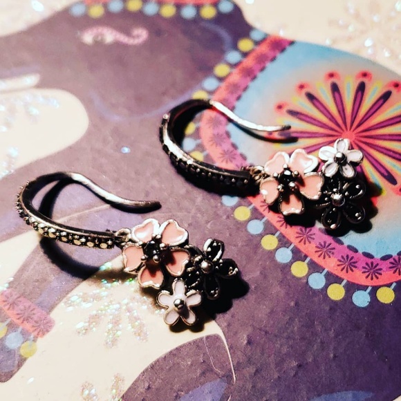 Daisy Earrings - Picture 2 of 2